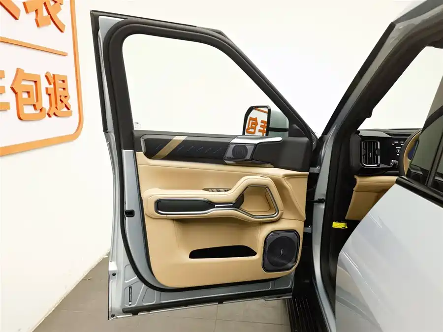 900x675_0_q87_c42_autohomecar__Chto52kVp-2AZTVMAAF20z8hV3k811.jpg.webp Used BYD Leopard 8 2025 Zhiyong flagship version 7 seats