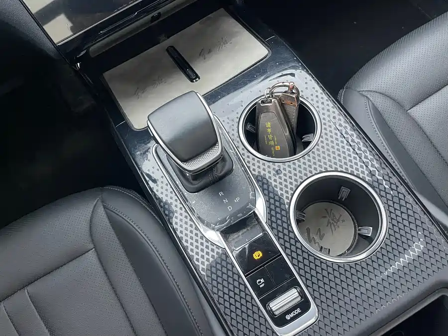 900x675_0_q87_c42_autohomecar__Chto52lHu3eAVqfMAAv5o3d9jhE267.jpg.webp Used Hongqi HS3 PHEV 2024 115km Jinwei Edition