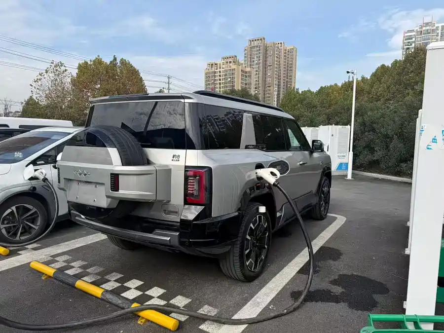 900x675_0_q87_c42_autohomecar__ChtpWGk46fCAc9TSAAbI1EStcSY376.jpg.webp Used BYD Leopard 8 2025 Zhiyong flagship version 7 seats