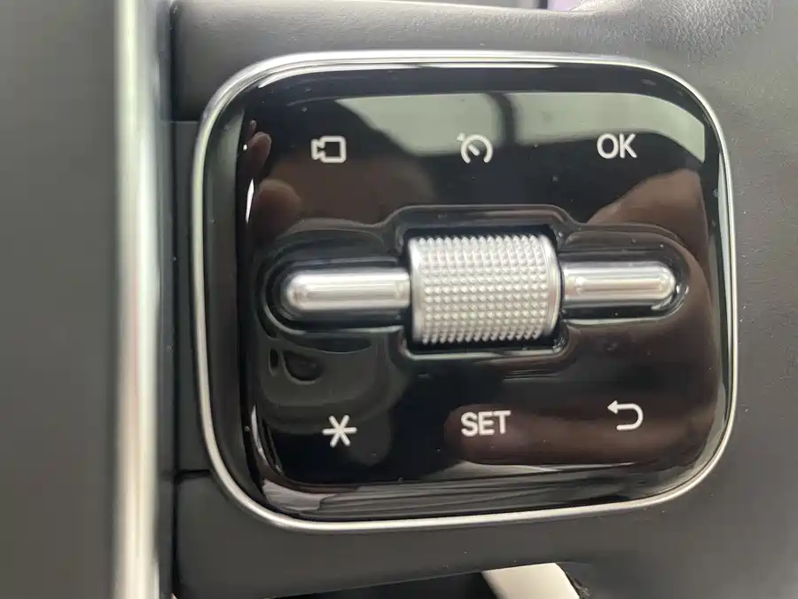 900x675_0_q87_c42_autohomecar__ChtpWGkIHXOAeWY6AARHFZ5CYdI426.jpg.webp Used Li Auto L8 2023 Pro
