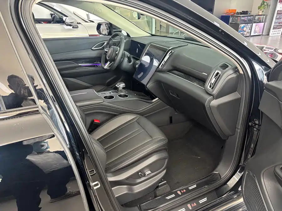 900x675_0_q87_c42_autohomecar__ChtpWGkUMhCAa2DgAAqiYFFzzFU582.jpg.webp Used Hongqi HS3 PHEV 2024 115km Jinwei Edition