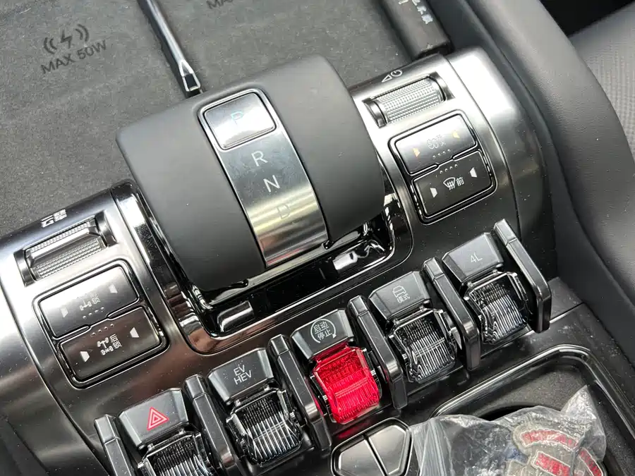 900x675_0_q87_c42_autohomecar__ChtpWGkazIqAFLglAAsVMQQ7JOM952.jpg.webp Used BYD Leopard 8 2025 Zhiyong flagship version 7 seats