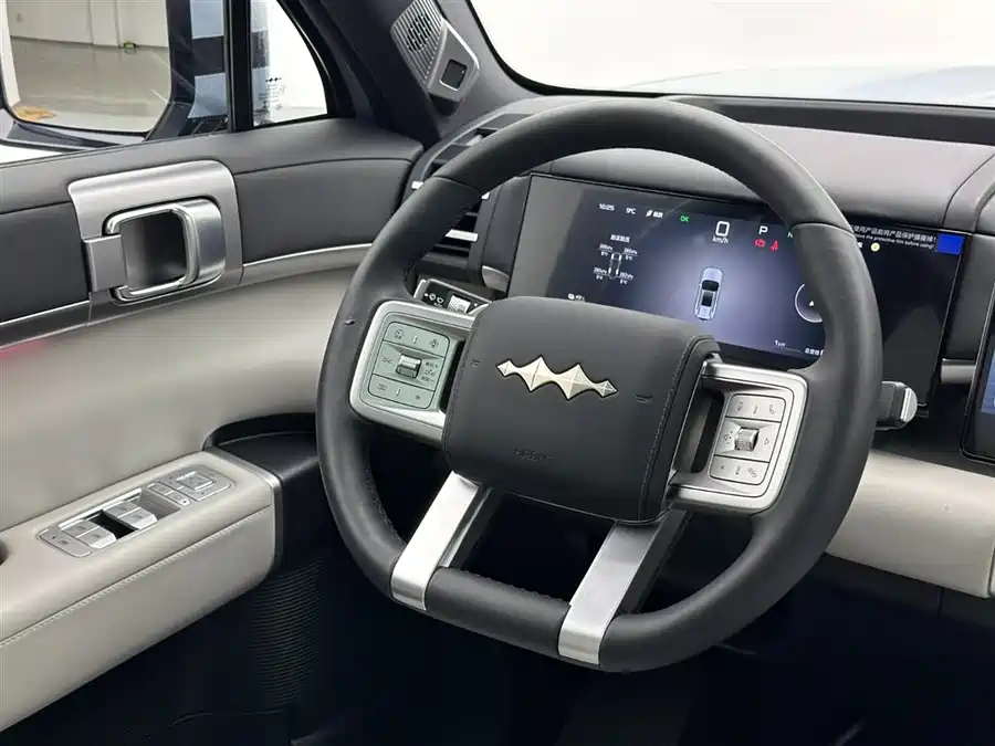 900x675_0_q87_c42_autohomecar__ChtpWGlDr1KAQAepAAGU0mvmA80032.jpg.webp Used BYD Leopard Titanium 7 2025 model 135KM two-wheel drive Pro version