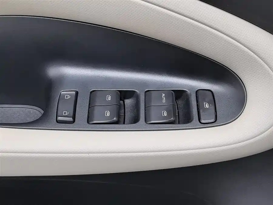 900x675_0_q87_c42_autohomecar__ChtpWGlE82eAKfcPAAHr4e5b-V8141.jpg.webp Used Wuling Bingo 2023 model 203km light model