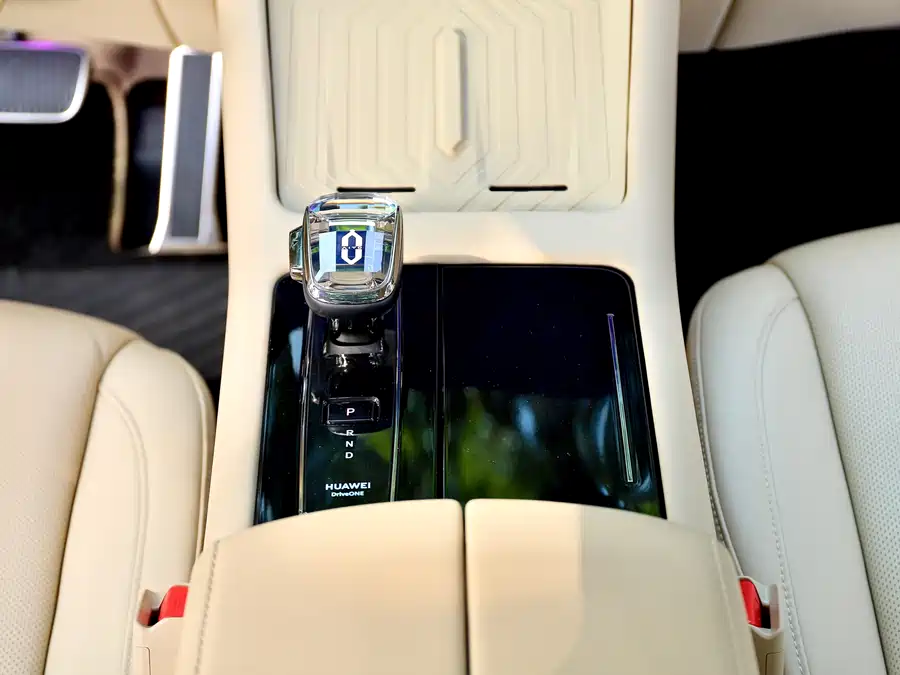 900x675_0_q87_c42_autohomecar__ChtpWGlJCuWAEx5tAAaZ7RGM3wc480.jpg.webp Used HUAWEI AITO M7 2024 1.5T Intelligent Driving Four-wheel Drive Max Version 6 Seats