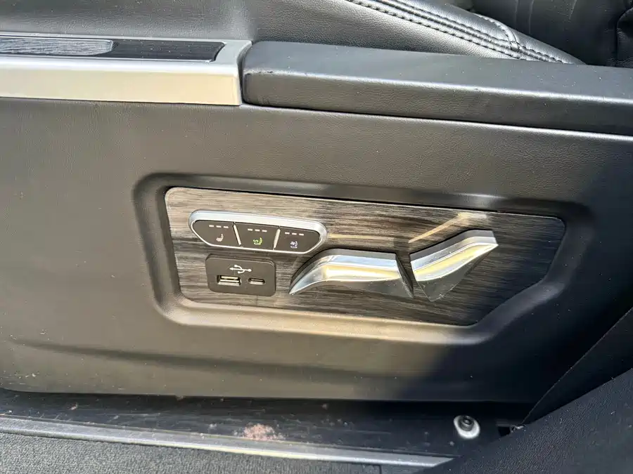 900x675_0_q87_c42_autohomecar__ChtpWGlJKNmAN9byAAobFyxzhTI174.jpg.webp Used NIO ES8 2018 model 355KM baseline version seven-seater version