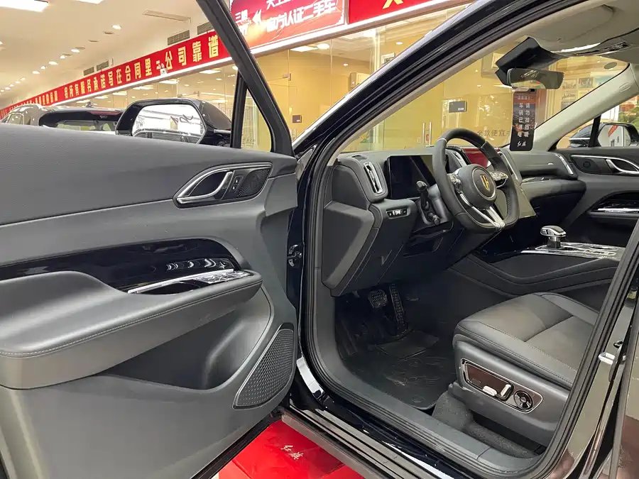 900x675_0_q87_c42_autohomecar__ChxpV2kFg_mAOHNmAArAfR9AK6w439.jpg.webp Used Hongqi HS3 PHEV 2025 117km Jinwei Edition