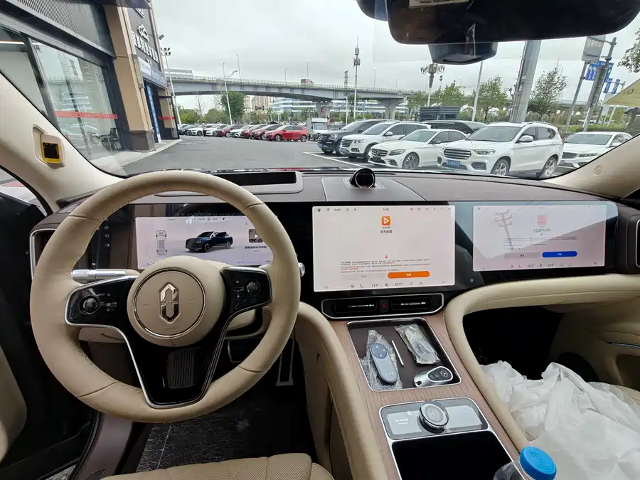 900x675_0_q87_c42_autohomecar__ChxpV2kemQKAerFlAAkYw-Ems8E050.jpg.webp Used AITO M9 2024 extended range Ultra version 52kWh 6-seater version