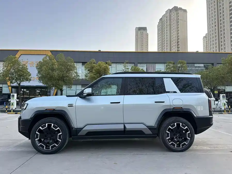 900x675_0_q87_c42_autohomecar__ChxpV2knqzuAXffnAARbnJM4EF0664.jpg.webp Used BYD Leopard 8 2025 Zhiyong Deluxe Edition 7 seats