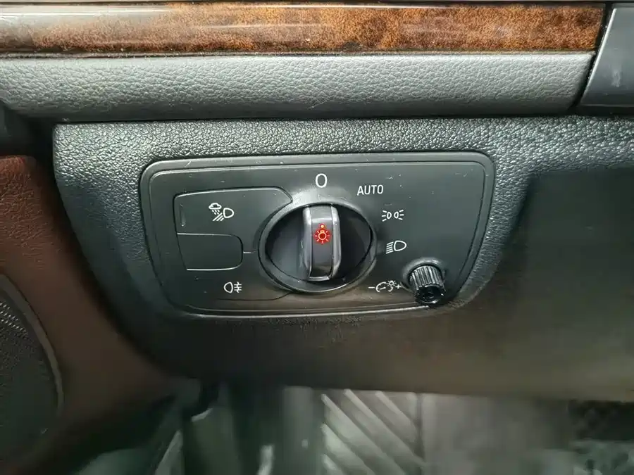 900x675_0_q87_c42_autohomecar__ChxpV2lGr9-Aaxs2AAH9mRsGj6o254.jpg.webp Used Audi A6L 2015 TFSI Million Commemorative Intelligent Collar Model