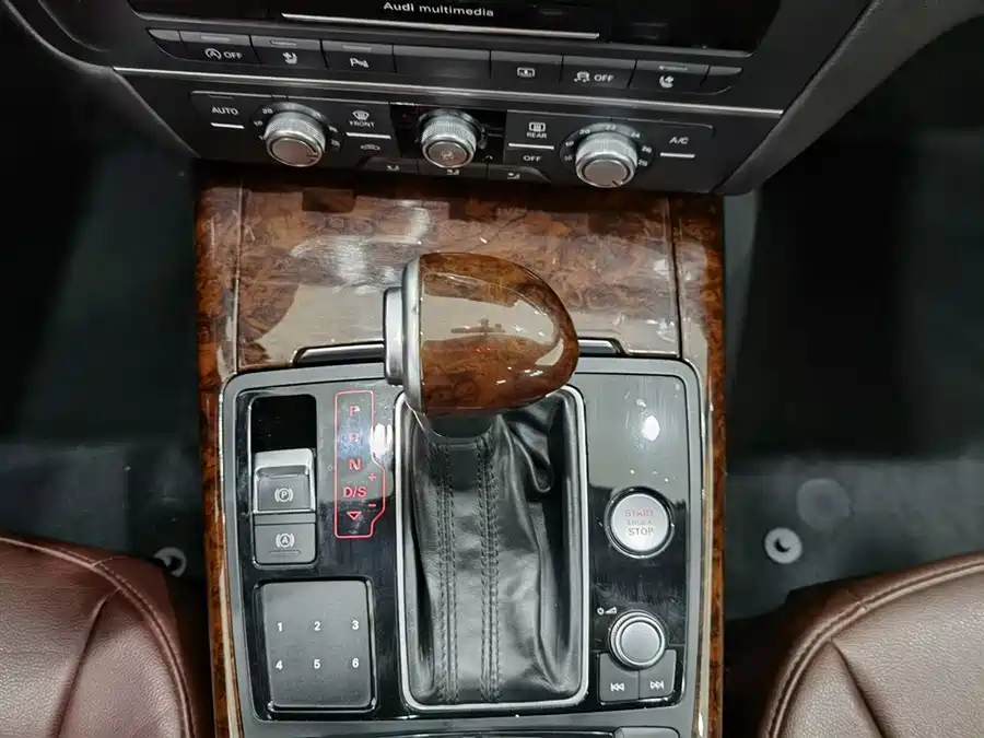 900x675_0_q87_c42_autohomecar__ChxpV2lGr9SAK-5sAAHYtOOzWjc996.jpg.webp Used Audi A6L 2015 TFSI Million Commemorative Intelligent Collar Model