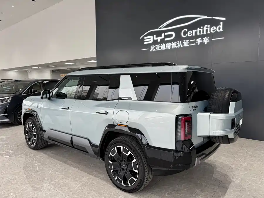 900x675_0_q87_c42_autohomecar__ChxpVWk3jfuAR9c7AAfBOgIZGS0367.jpg.webp Used BYD Leopard 8 2025 Zhiyong flagship version 7 seats