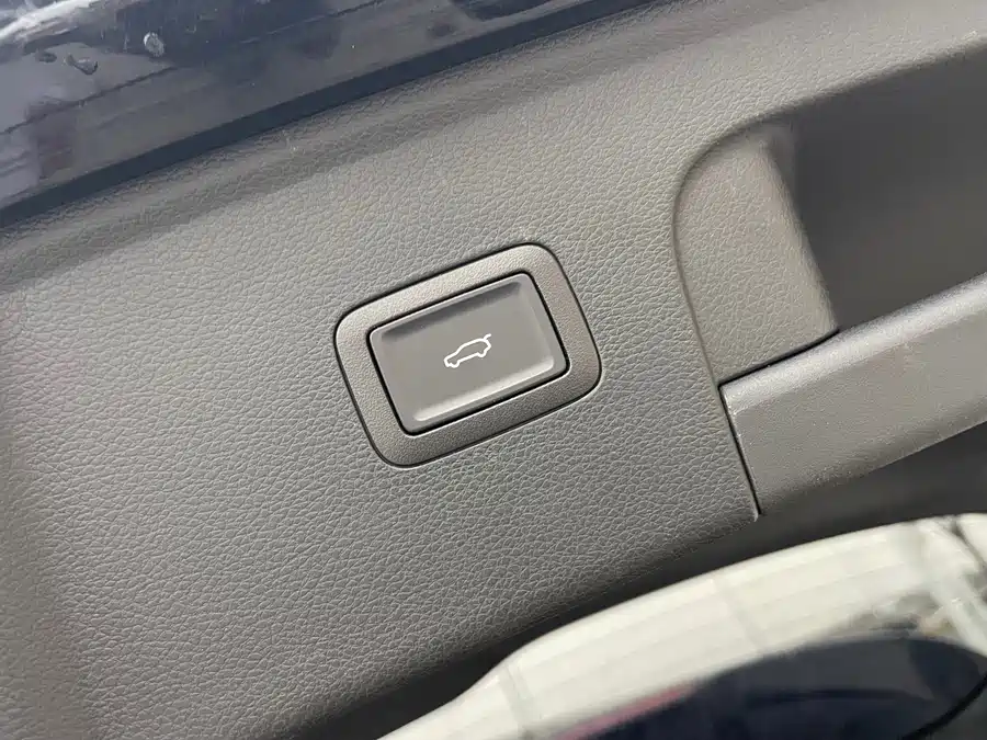 900x675_0_q87_c42_autohomecar__ChxpVWlHu36ATYPlAAvFLPh6Ts0486.jpg.webp Used Hongqi HS3 PHEV 2024 115km Jinwei Edition