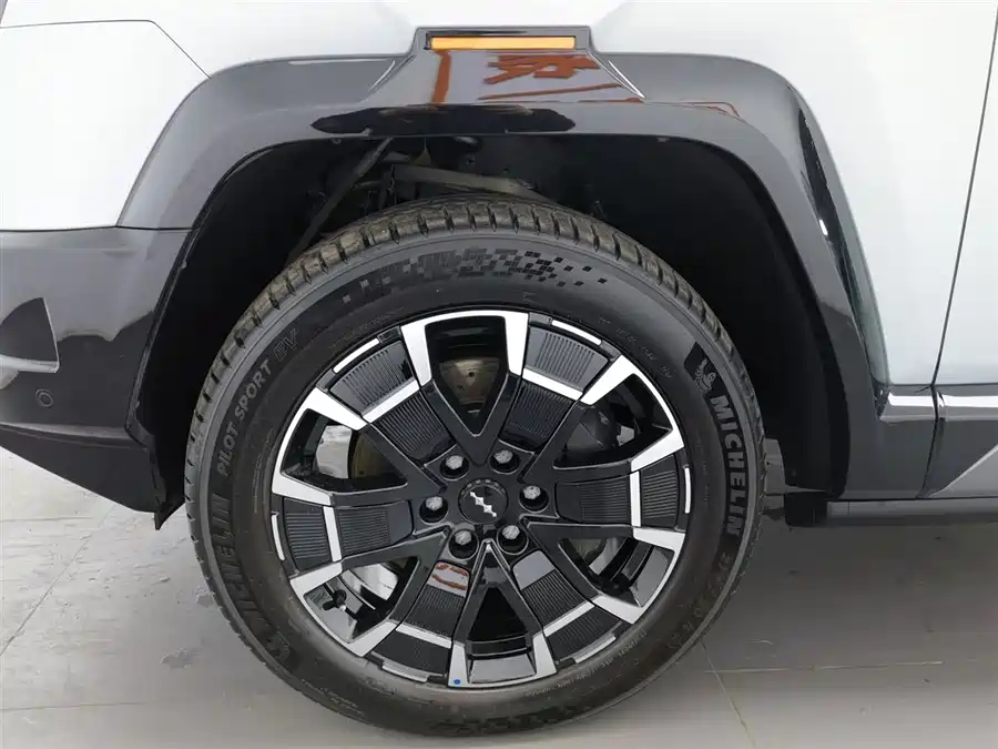 900x675_0_q87_c42_autohomecar__ChxpVmkVp_iAUiA-AAGoMNM2G2A996.jpg.webp Used BYD Leopard 8 2025 Zhiyong flagship version 7 seats