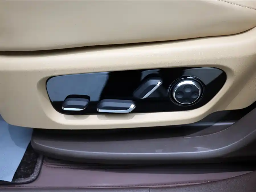 900x675_0_q87_c42_autohomecar__ChxpVmkYRBOAEPMqAAEshm0vIPI678.jpg.webp Used AITO M9 2025 extended range Ultra version 52kWh 6-seater version