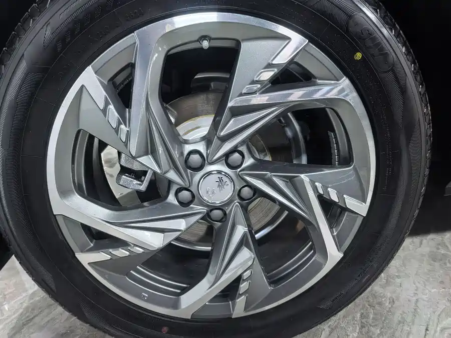 900x675_0_q87_c42_autohomecar__ChxpVmks49yAP4w-AAXzmSHZHEE565.jpg.webp Used Hongqi HS3 PHEV 2024 115km Jinwei Edition