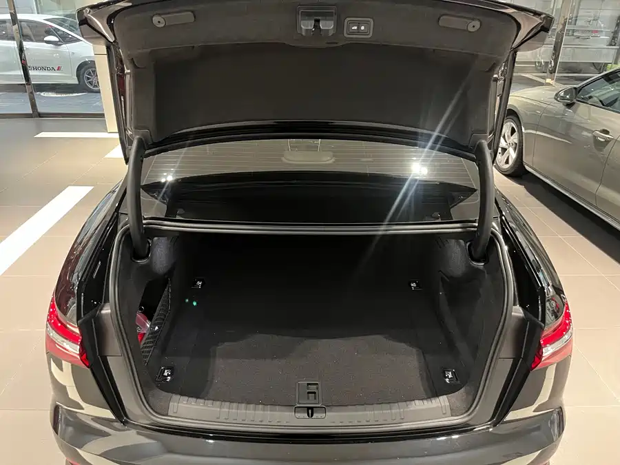 900x675_0_q87_c42_autohomecar__ChxpWGitDdSAIKVqAAkOIImJbso312.jpg.webp Used Audi A6L 2025 45 TFSI Premium Dynamic Model