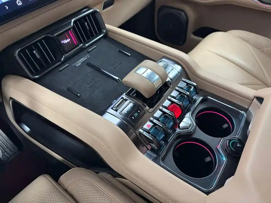 900x675_0_q87_c42_autohomecar__ChxpWGk2LeOASOxdAAHq9xj79m8036.jpg.webp Used BYD Leopard 8 2025 Zhiyong flagship version 7 seats