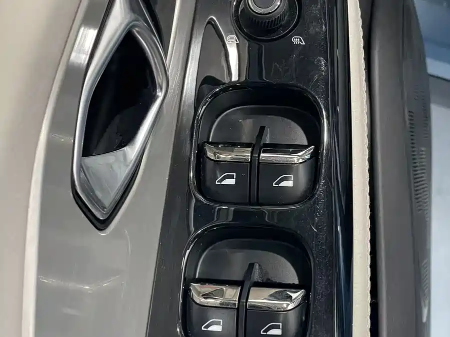 900x675_0_q87_c42_autohomecar__ChxpWGkJmhuALxoWAAL8uY6vt1M640.jpg.webp Used NIO ES8 2018 model 355KM baseline version seven-seater version