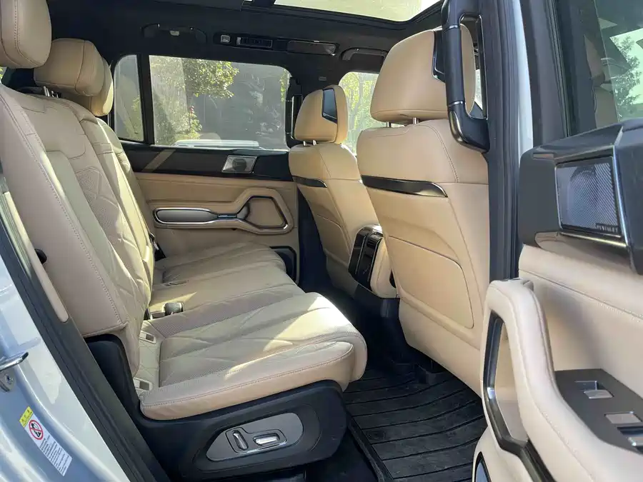 900x675_0_q87_c42_autohomecar__ChxpWGknwsqAaszVAAUD1GbJGAc762.jpg.webp Used BYD Leopard 8 2025 Zhiyong flagship version 7 seats