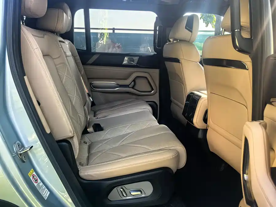 900x675_0_q87_c42_autohomecar__ChxpWGkpDz-AbesVAASR5yj2sB0809.jpg.webp Used BYD Leopard 8 2025 Zhiyong flagship version 7 seats