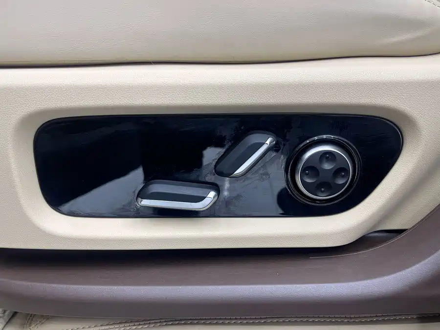 900x675_0_q87_c42_autohomecar__ChxpWGlFIviANv8JAAhMKGvnGSI537.jpg.webp Used AITO M9 2024 extended range Ultra version 42kWh 6-seater version