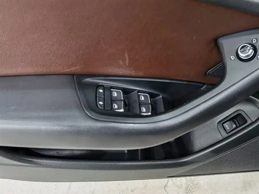 900x675_0_q87_c42_autohomecar__ChxpWGlGr8-AYxFjAAGzNhvopsY660.jpg.webp Used Audi A6L 2015 TFSI Million Commemorative Intelligent Collar Model