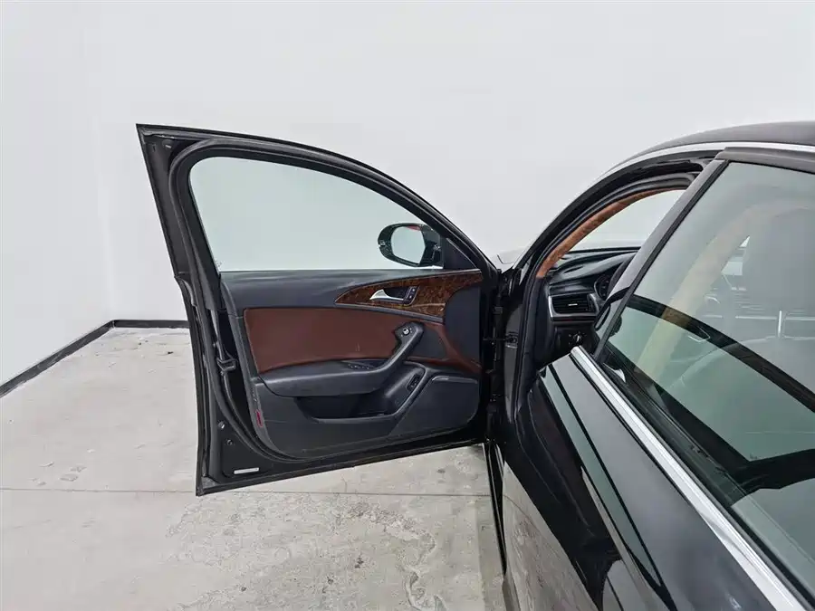 900x675_0_q87_c42_autohomecar__ChxpWGlGr86AbFzwAAGCnqUVuoQ426.jpg.webp Used Audi A6L 2015 TFSI Million Commemorative Intelligent Collar Model