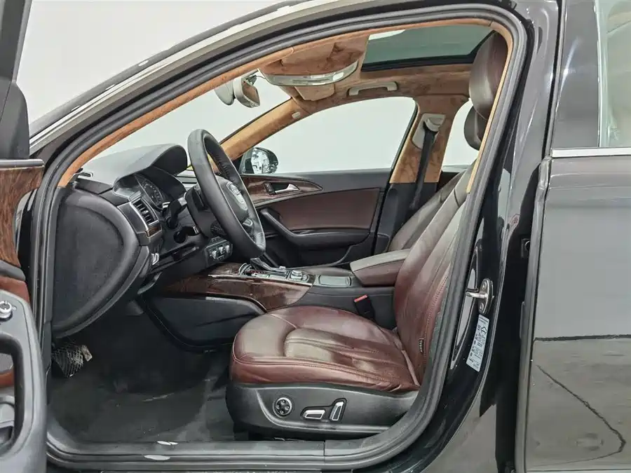 900x675_0_q87_c42_autohomecar__ChxpWGlGr9CASJU5AAIRo1RIIUA772.jpg.webp Used Audi A6L 2015 TFSI Million Commemorative Intelligent Collar Model