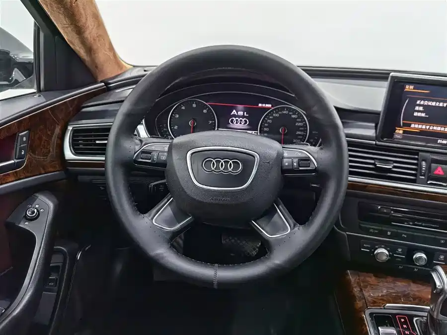 900x675_0_q87_c42_autohomecar__ChxpWGlGr9KADNj5AAHCAiio098462.jpg.webp Used Audi A6L 2015 TFSI Million Commemorative Intelligent Collar Model