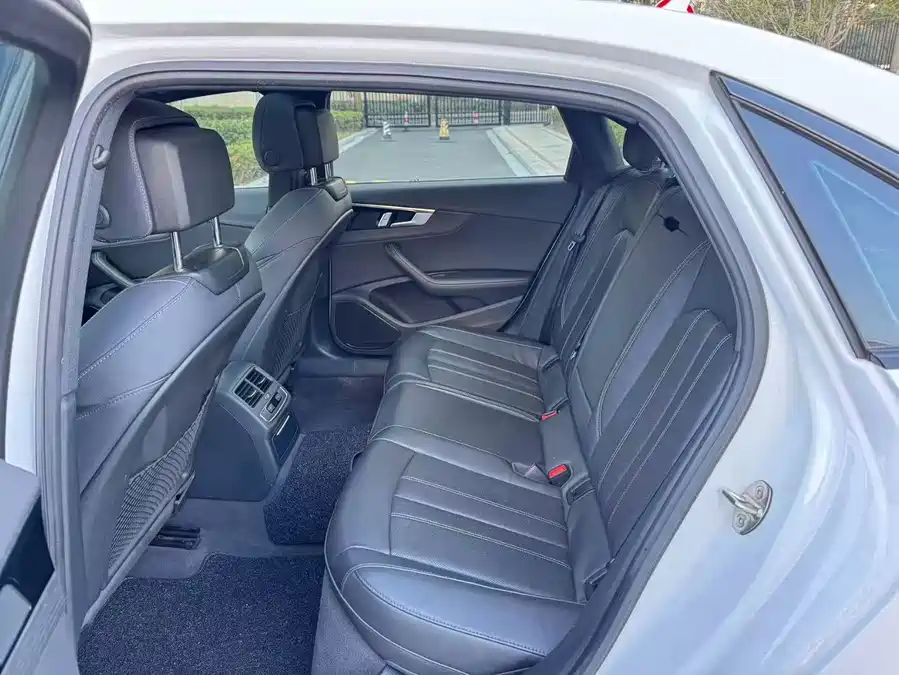 900x675_0_q87_c42_autohomecar__ChxpWGlPLROADsBeAAMP23unDnQ459.jpg.webp Used Audi A4L 2024 40 TFSI luxury and dynamic model