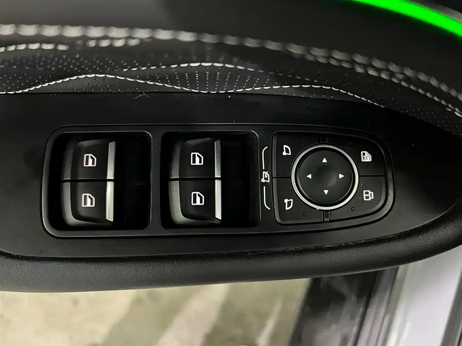 900x675_0_q87_c42_autohomecar__ChtpWGj0owmAXB6fAAFvAF0YYGE997.jpg.webp Used GWM Tank 300 2021 Off-Road Version 2.0T Challenger