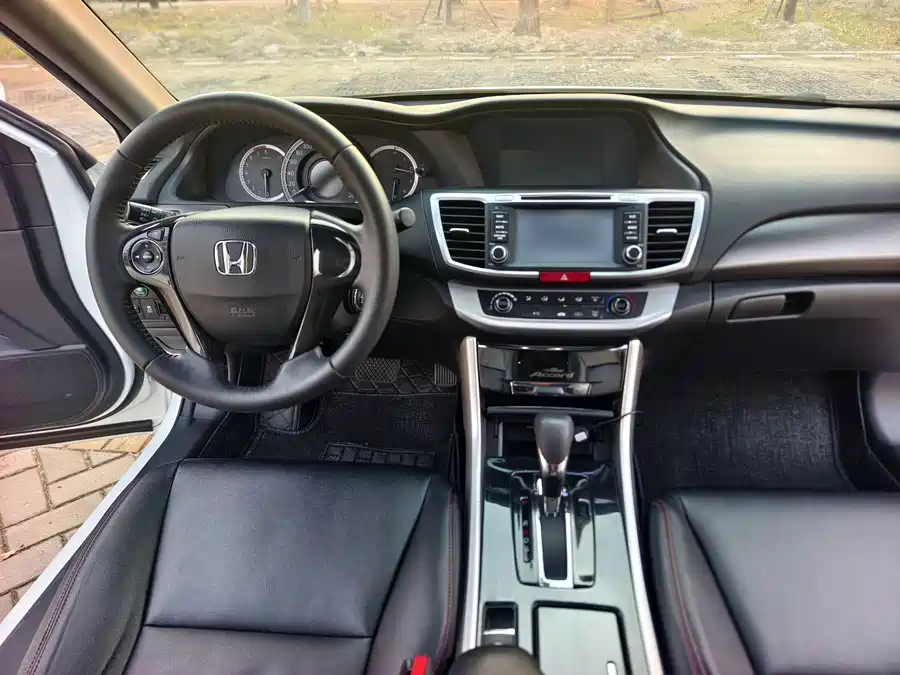 900x675_0_q87_c42_autohomecar__ChxpVmlbj8mAEAF4AAYN0FA2yv4161.jpg.webp Used Accord 2015 2.0L LX Comfort Edition