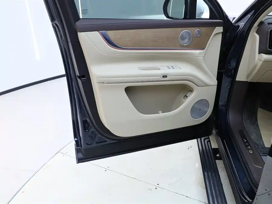 Used AITO second hand M9 2025 extended range Ultra version 52kWh 5-seater version
