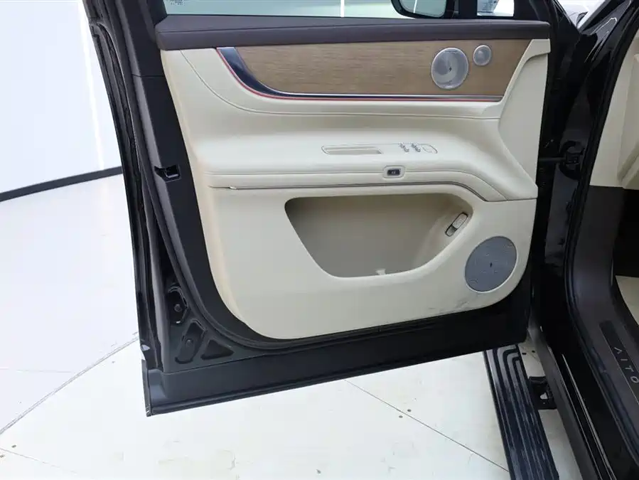 Used AITO second hand M9 2025 extended range Ultra version 52kWh 6-seater version