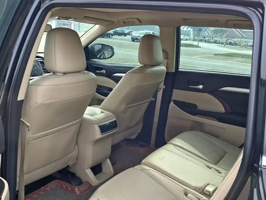 900x675_0_q87_c42_autohomecar__Chto52k1DbuAKHUgAAXS6WCdMNI864.jpg.webp Used Toyota Highlander 2015 2.0T four-wheel drive luxury version 7 seats