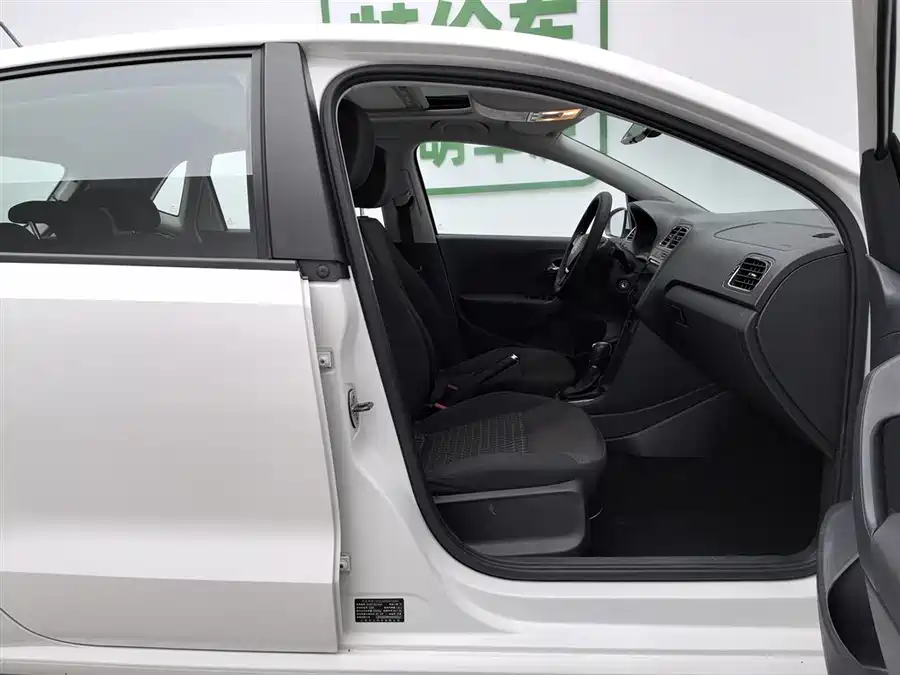 Used Volkswagen Polo 2016 1.6L automatic comfort model