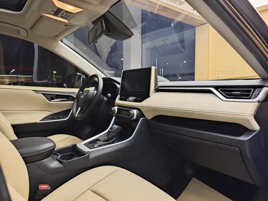 900x675_0_q87_c42_autohomecar__Chto52m40HiAQ8KbAAQqyRKAmSQ012.jpg.webp Used Toyota RAV4 Rongfang 2020 2.0L CVT two-wheel drive fashion version