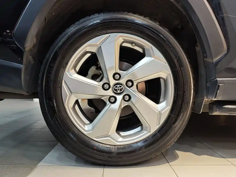 900x675_0_q87_c42_autohomecar__Chto52m40HiAWgBeAAaC4h5SQJY255.jpg.webp Used Toyota RAV4 Rongfang 2020 2.0L CVT two-wheel drive fashion version