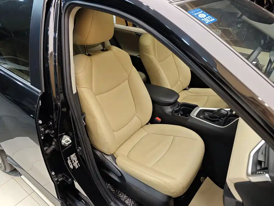 900x675_0_q87_c42_autohomecar__Chto52m40HmAFv5IAAWODFwaI5E745.jpg.webp Used Toyota RAV4 Rongfang 2020 2.0L CVT two-wheel drive fashion version