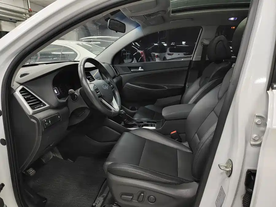 900x675_0_q87_c42_autohomecar__Chto52m79j6Aa5NiAAWKu4uxIHU254.jpg.webp Used Hyundai Tucson 2018 1.6T dual-clutch two-wheel drive 15th anniversary special edition