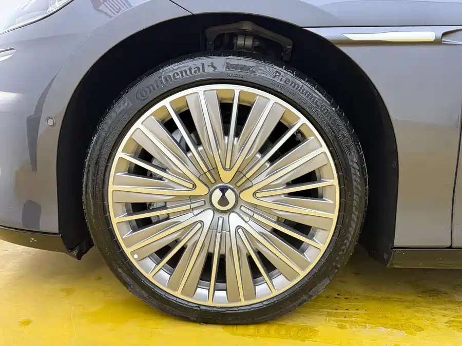 Used Denza Z9 2024 1100km four-wheel drive Ultra version