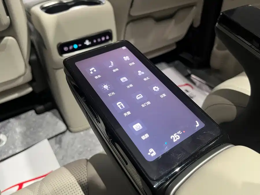900x675_0_q87_c42_autohomecar__Chto52mOvEaAInTZAAd270-q7zM996.jpg.webp Used Denza D9 2025 DM-i smart driving version 1020 four-wheel drive exclusive model