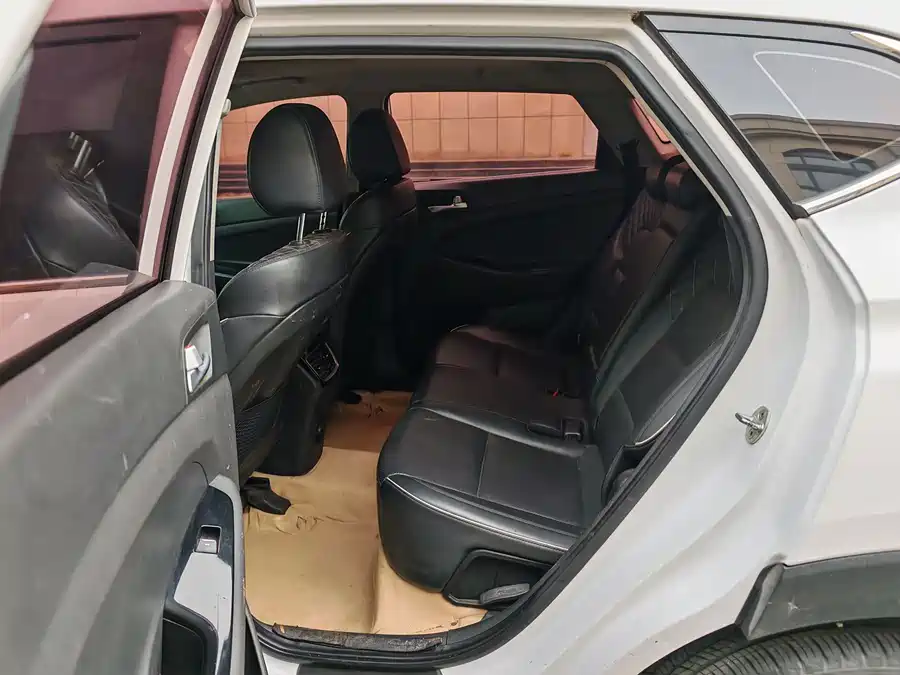 900x675_0_q87_c42_autohomecar__Chto52mmfqKAESXwAAPyHXl-Dyo093.jpg.webp Used Hyundai Tucson 2019 280TGDi dual-clutch two-wheel drive smart connected version National V