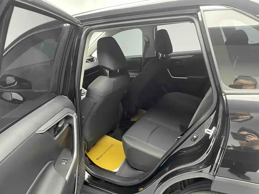 900x675_0_q87_c42_autohomecar__ChtpWGk27r6AEtpjAASqGYrXLzs473.jpg.webp Used Toyota RAV4 Rongfang 2023 2.0L CVT two-wheel drive urban version