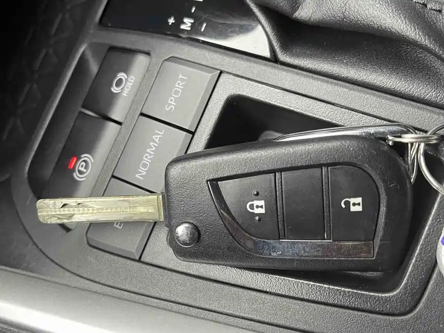 900x675_0_q87_c42_autohomecar__ChtpWGk27rqAOyH4AAciccXbtmY849.jpg.webp Used Toyota RAV4 Rongfang 2023 2.0L CVT two-wheel drive urban version