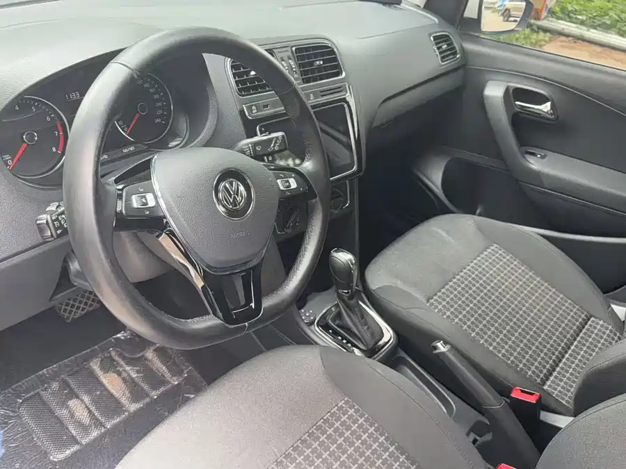 900x675_0_q87_c42_autohomecar__ChtpWGk6da2AZhbJAAbHDngnpfg301.jpg.webp Used Volkswagen Polo 2018 1.5L automatic safe driving model