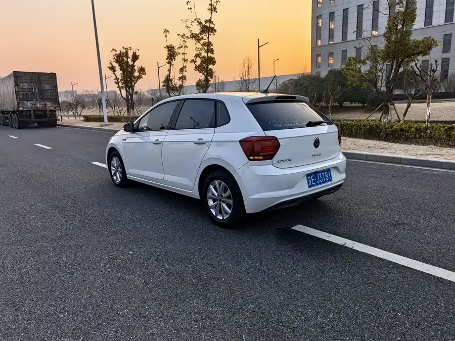 900x675_0_q87_c42_autohomecar__ChtpWGl0BaqAA7ksAAzi3O5jBzk154.jpg.webp Used Volkswagen Polo 2021 Plus 1.5L Automatic Colorful Technology Edition