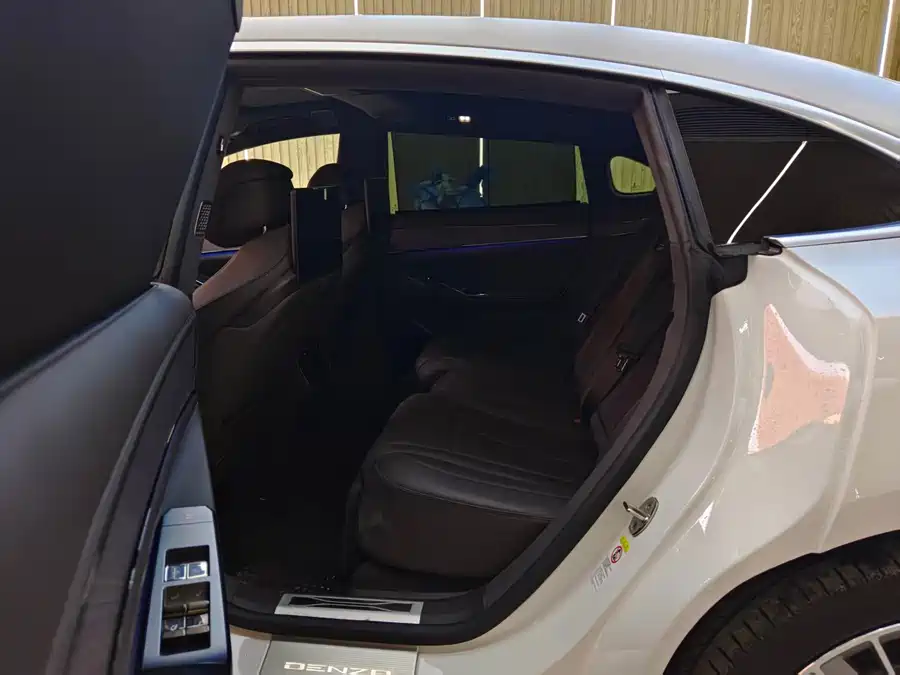 900x675_0_q87_c42_autohomecar__ChtpWGl0d2eAaDEoAASIrNLpPVo719.jpg.webp Used Denza Z9 2024 1100km four-wheel drive Ultra version