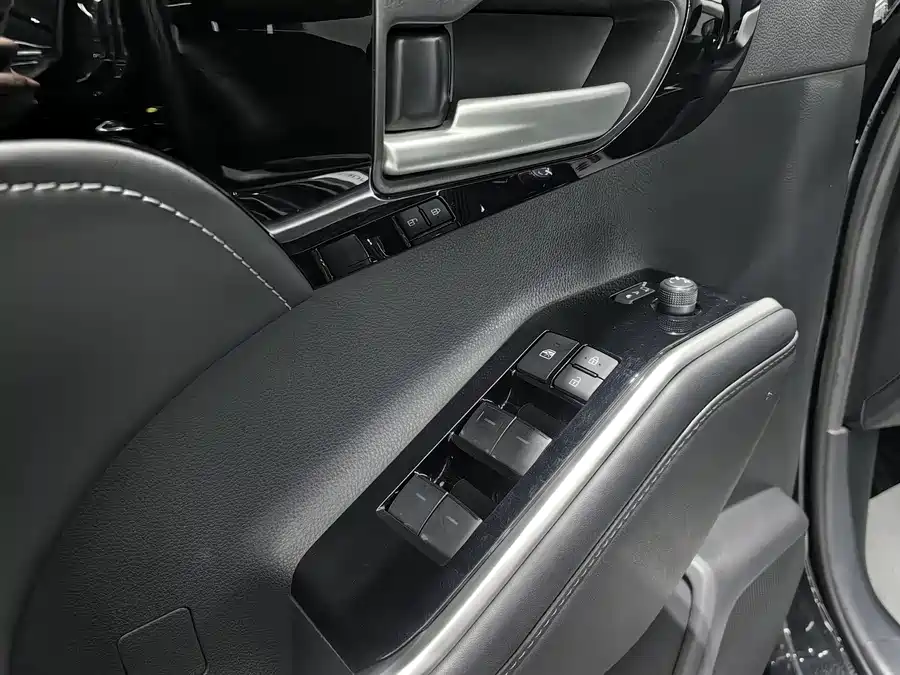 900x675_0_q87_c42_autohomecar__ChtpWGl7LnuAH6LHAAWLuiqPIYo950.jpg.webp Used Toyota Highlander 2023 2.5L smart electric hybrid dual-engine four-wheel drive luxury version 7 seats